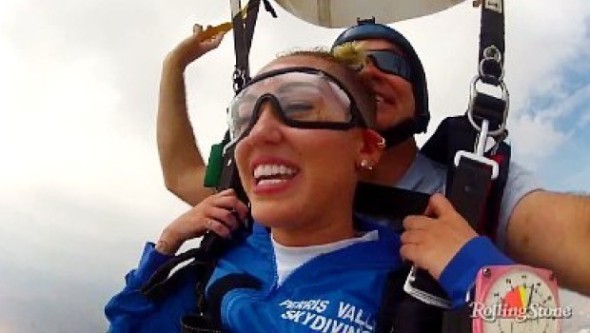 Miley cyrus paracaidas